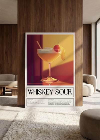Akustikbillede med en retro cocktailplakat med Whiskey Sour, lænet mod vægpanel i valnød ved sofaen