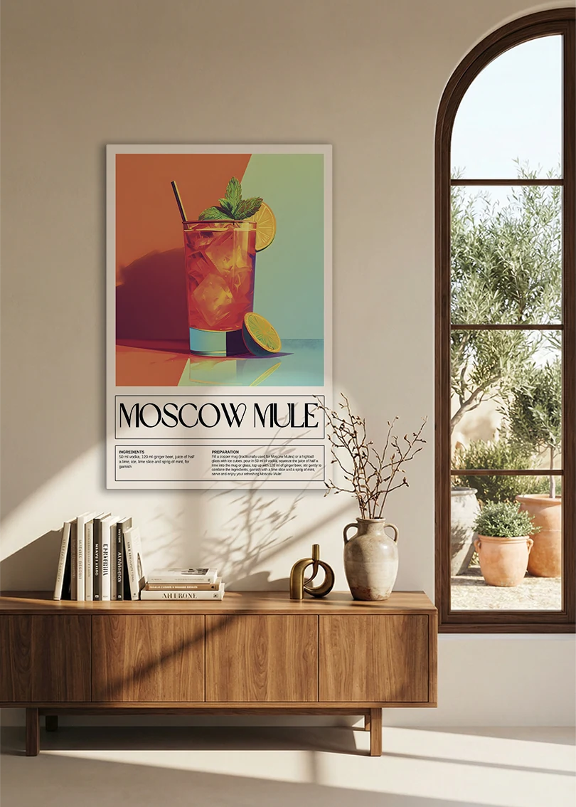 Akustikbillede med en retro cocktailplakat med Moscow Mule, over en skænk i valnød ved et buet vindue