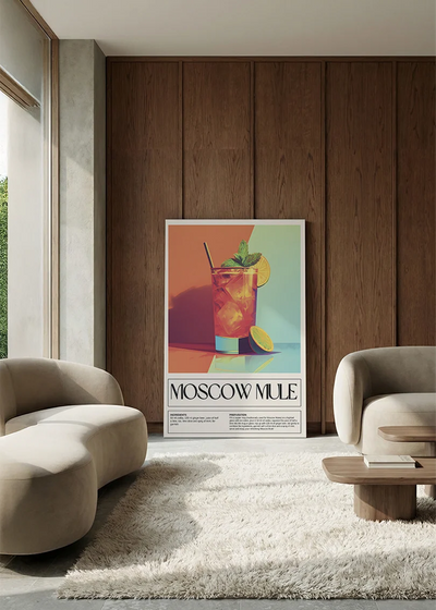 Akustikbillede med en retro cocktailplakat med Moscow Mule, i en lounge med bugtet sofa mod vægpanel i valnød