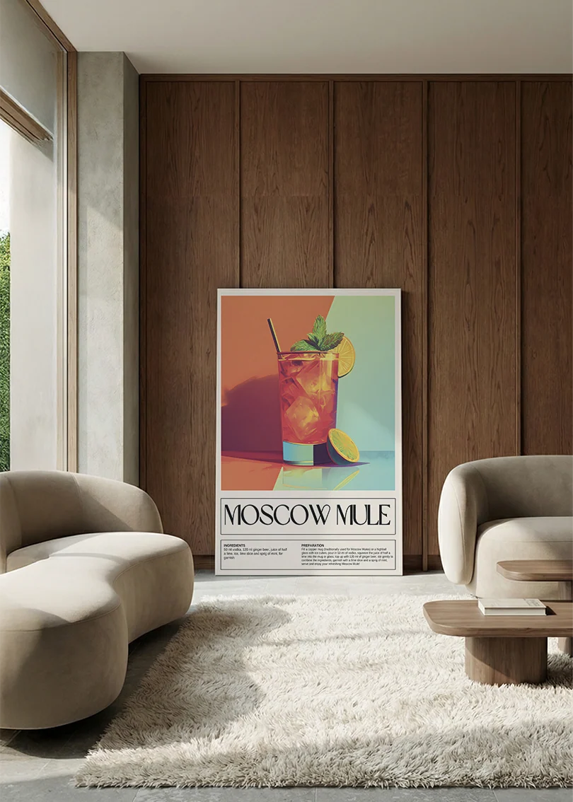 Akustikbillede med en retro cocktailplakat med Moscow Mule, i en lounge med bugtet sofa mod vægpanel i valnød