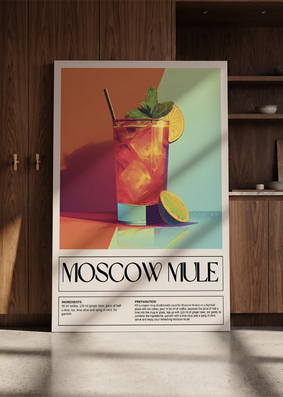 Akustikbillede med en retro cocktailplakat med Moscow Mule, lænet mod en skabsvæg i valnød
