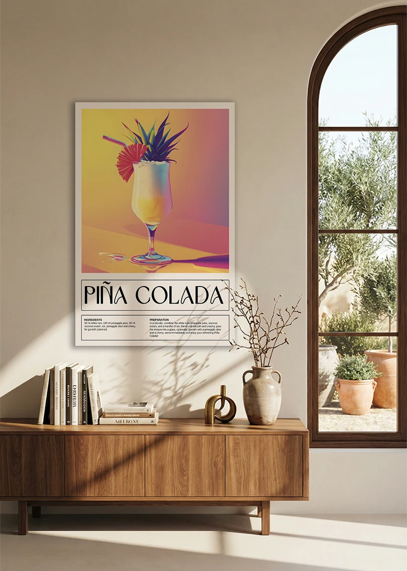 Akustikbillede med en retro cocktailplakat med Pina Colada, over en skænk i valnød ved et buet vindue
