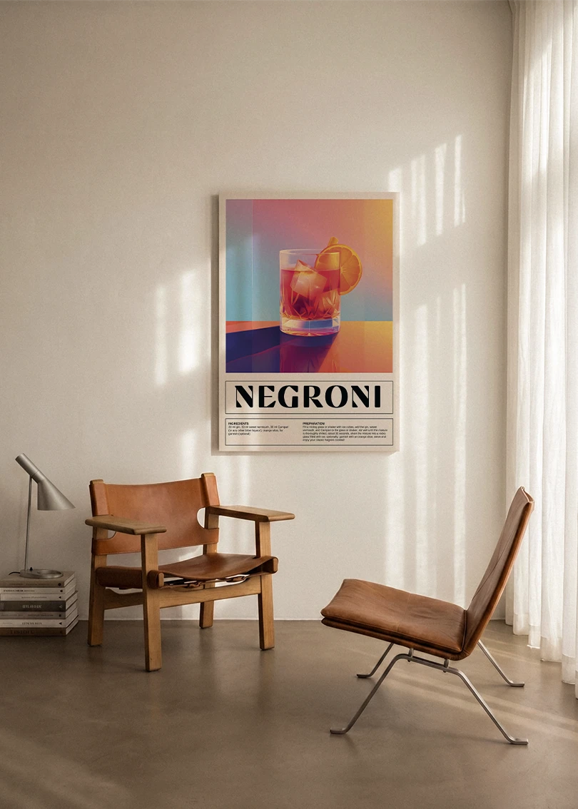 Akustikbillede med en retro cocktailplakat med Negroni, ophængt over en lænestol ved gardinet