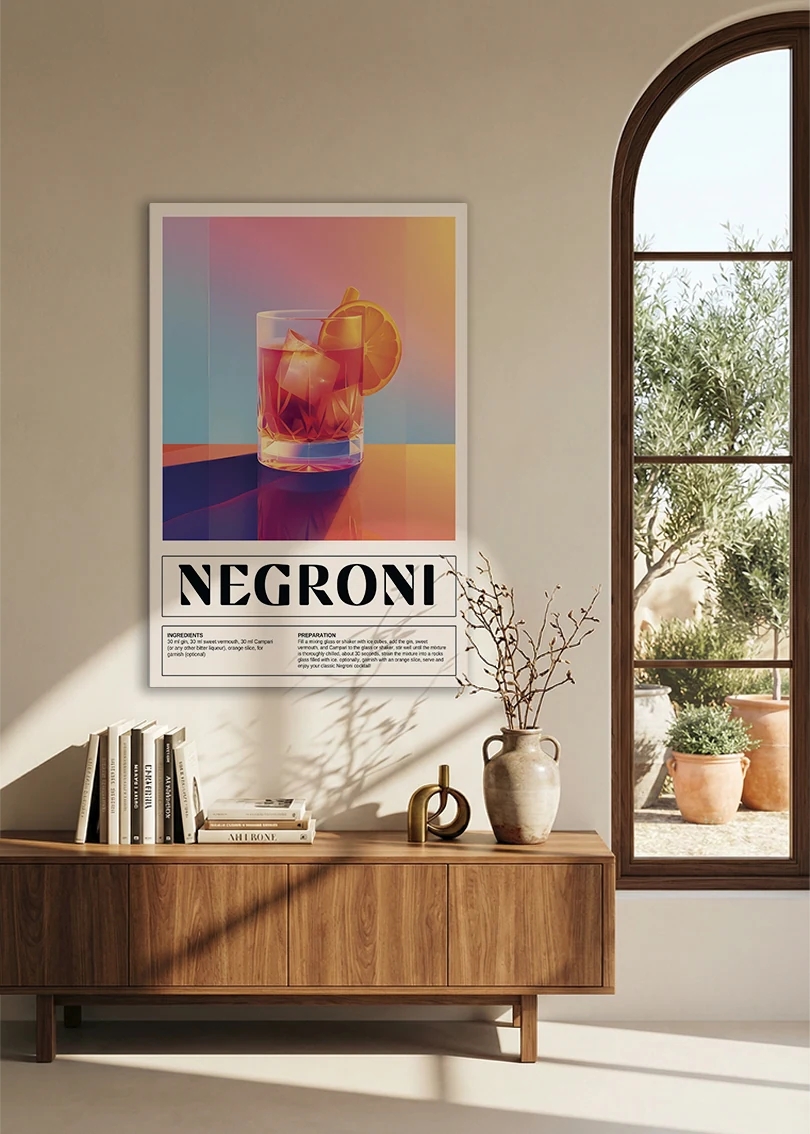 Akustikbillede med en retro cocktailplakat med Negroni, over en skænk i valnød ved et buet vindue