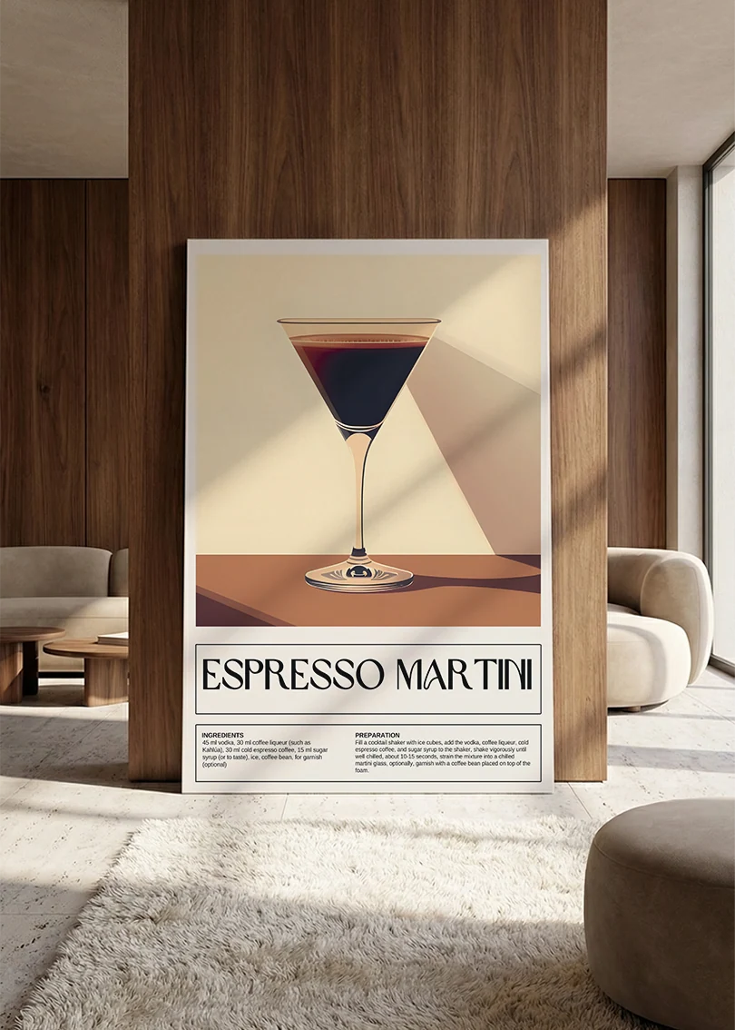 Akustikbillede med en retro cocktailplakat med Espresso Martini, lænet mod vægpanel i valnød ved sofaen