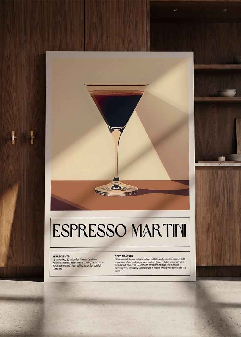 Akustikbillede med en retro cocktailplakat med Espresso Martini, lænet mod en skabsvæg i valnød