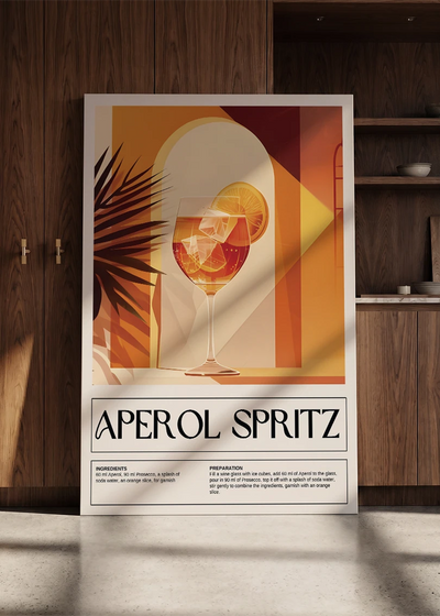 Akustikbillede med en retro cocktailplakat med Aperol Spritz, lænet mod en skabsvæg i valnød
