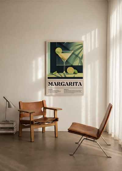 Akustikbillede med en retro cocktailplakat med Margarita, ophængt over en lænestol ved gardinet