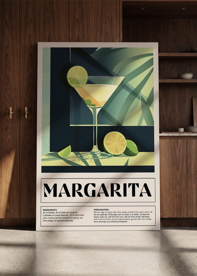 Akustikbillede med en retro cocktailplakat med Margarita, lænet mod en skabsvæg i valnød