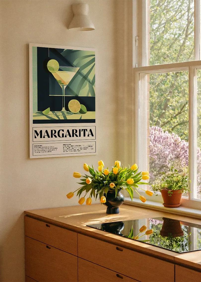 Akustikbillede med en retro cocktailplakat med Margarita, ved et køkkenvindue med gule tulipaner
