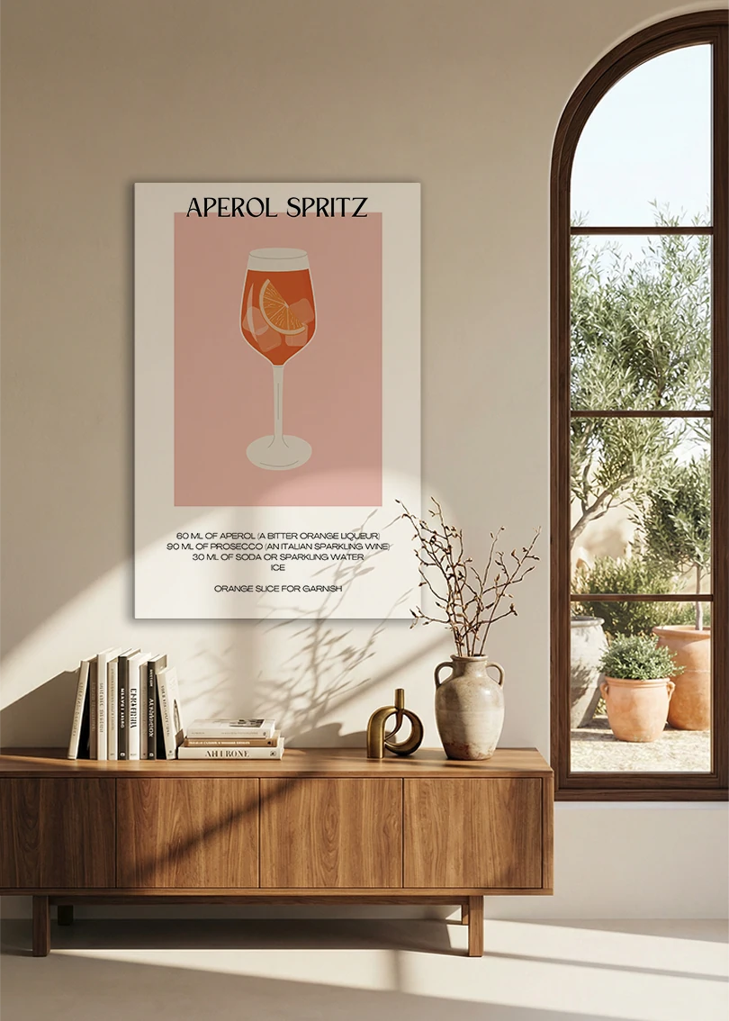 Akustikbillede med en minimalistisk cocktailplakat med Aperol Spritz, over en skænk i valnød ved et buet vindue
