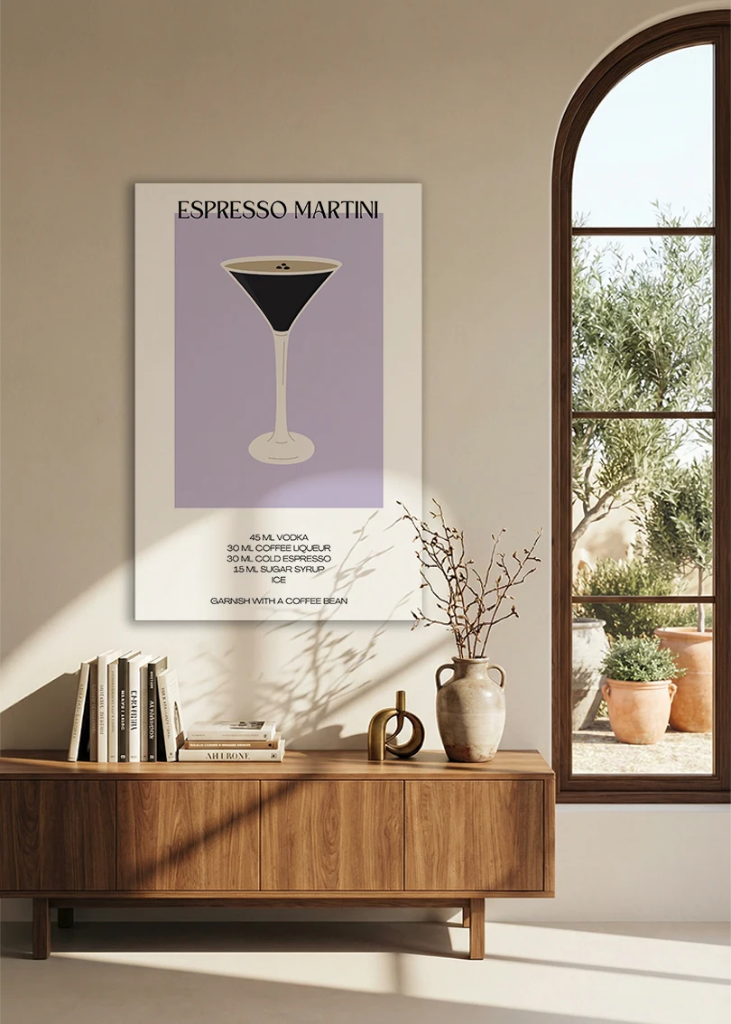 Akustikbillede med en minimalistisk cocktailplakat med Espresso Martini, over en skænk i valnød ved et buet vindue