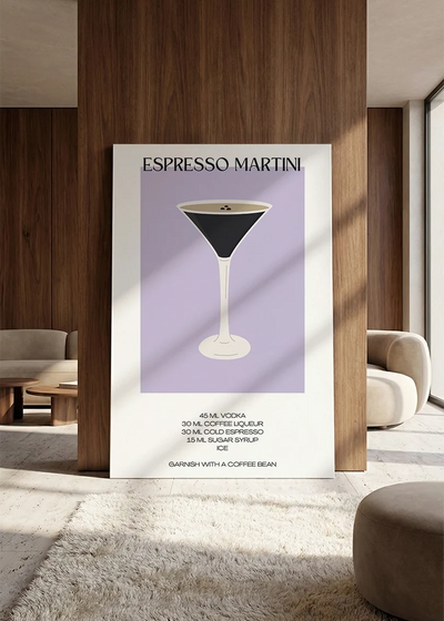 Akustikbillede med en minimalistisk cocktailplakat med Espresso Martini, lænet mod vægpanel i valnød ved sofaen