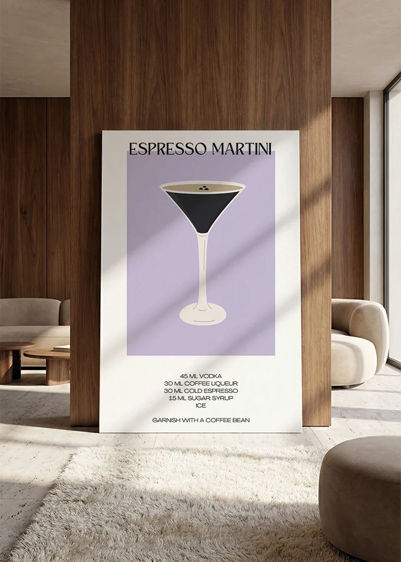 Akustikbillede med en minimalistisk cocktailplakat med Espresso Martini, lænet mod vægpanel i valnød ved sofaen