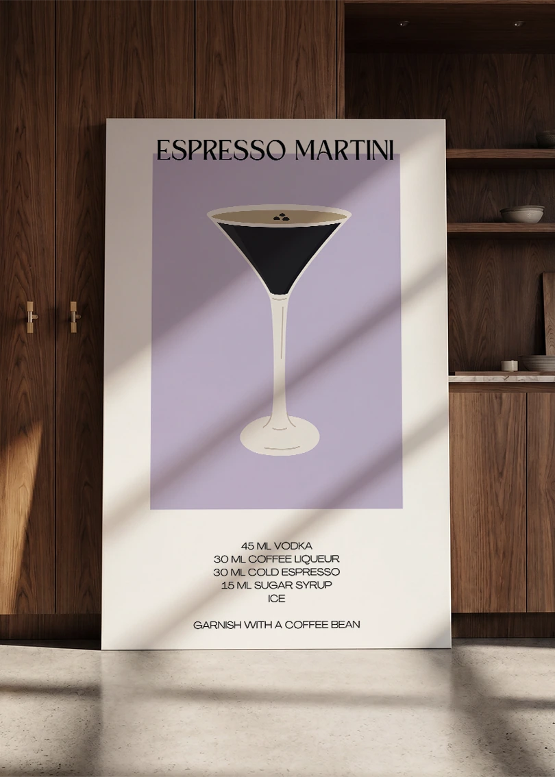 Akustikbillede med en minimalistisk cocktailplakat med Espresso Martini, lænet mod en skabsvæg i valnød