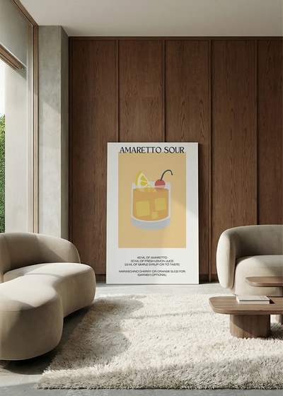 Akustikbillede med en minimalistisk cocktailplakat med Amaretto Sour, i en lounge med bugtet sofa mod vægpanel i valnød