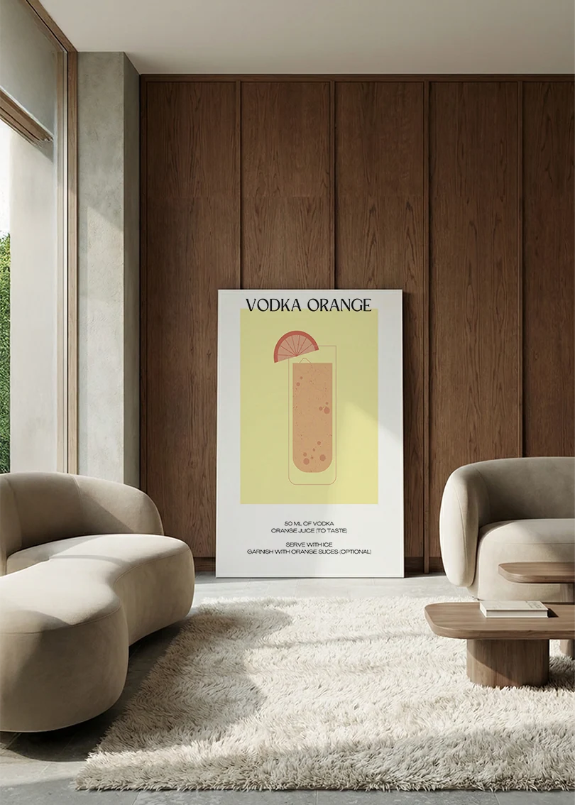 Akustikbillede med en minimalistisk cocktailplakat med Vodka Orange, i en lounge med bugtet sofa mod vægpanel i valnød