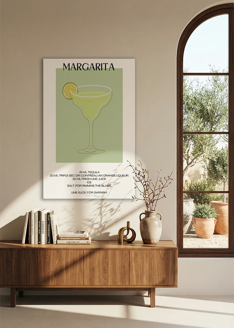 Akustikbillede med en minimalistisk cocktailplakat med Margarita, over en skænk i valnød ved et buet vindue