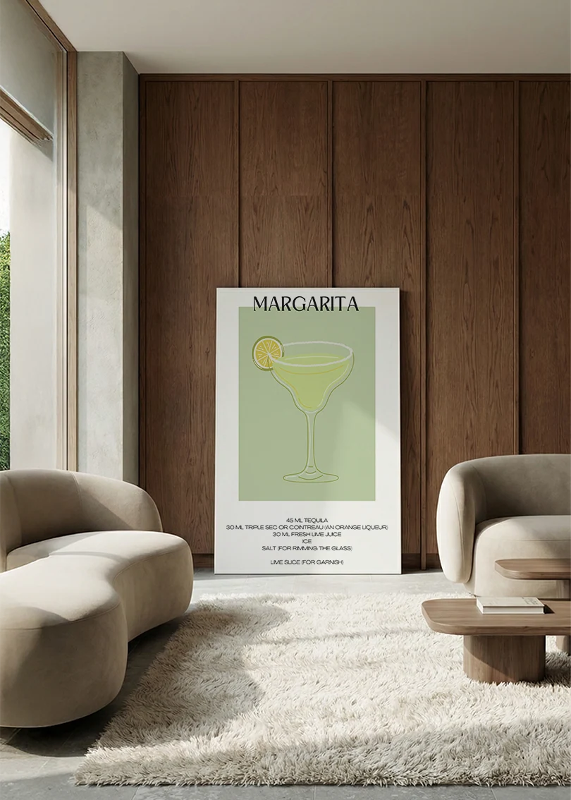 Akustikbillede med en minimalistisk cocktailplakat med Margarita, i en lounge med bugtet sofa mod vægpanel i valnød
