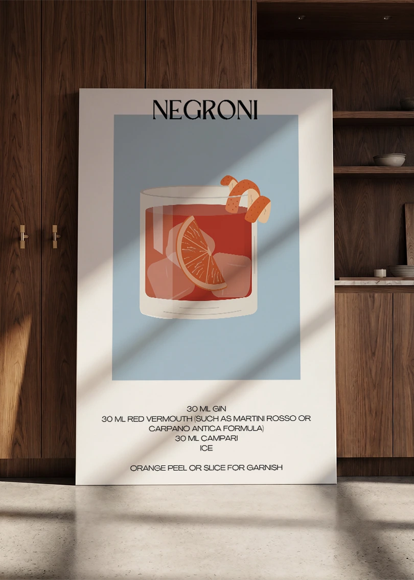 Akustikbillede med en minimalistisk cocktailplakat med Negroni, lænet mod en skabsvæg i valnød