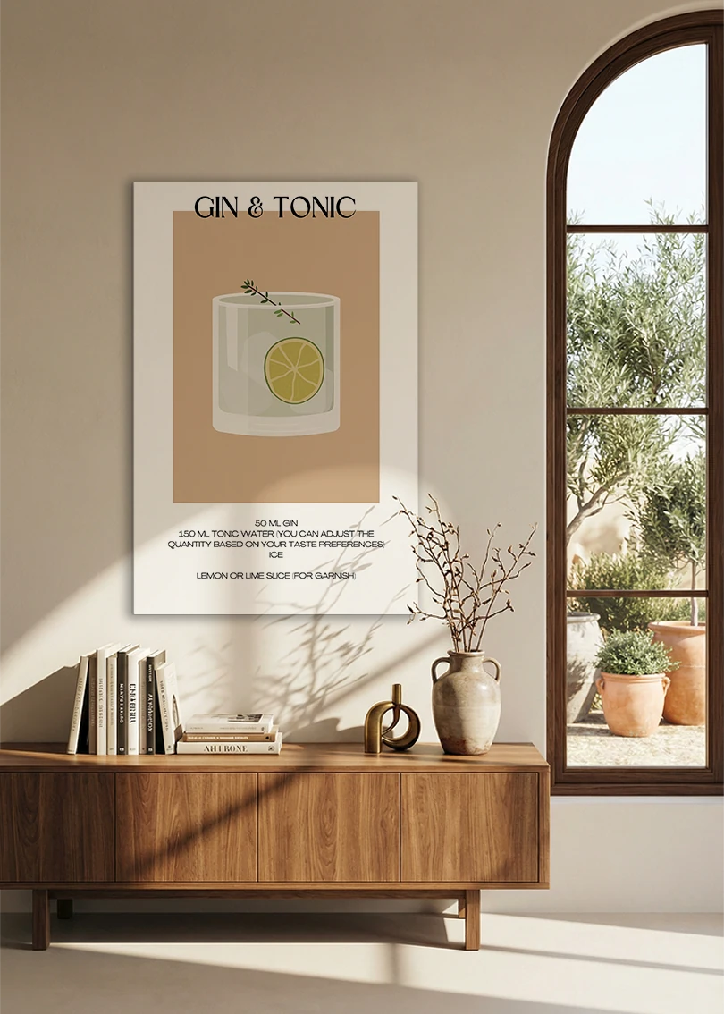 Akustikbillede med en minimalistisk cocktailplakat med Gin & Tonic, over en skænk i valnød ved et buet vindue