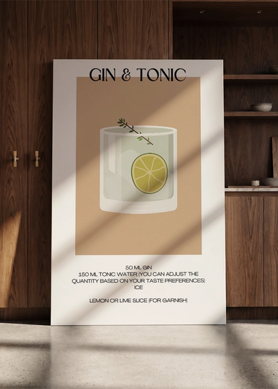 Akustikbillede med en minimalistisk cocktailplakat med Gin & Tonic, lænet mod en skabsvæg i valnød