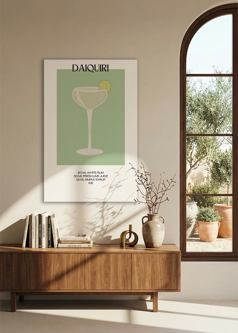 Akustikbillede med en minimalistisk cocktailplakat med Daiquiri, over en skænk i valnød ved et buet vindue