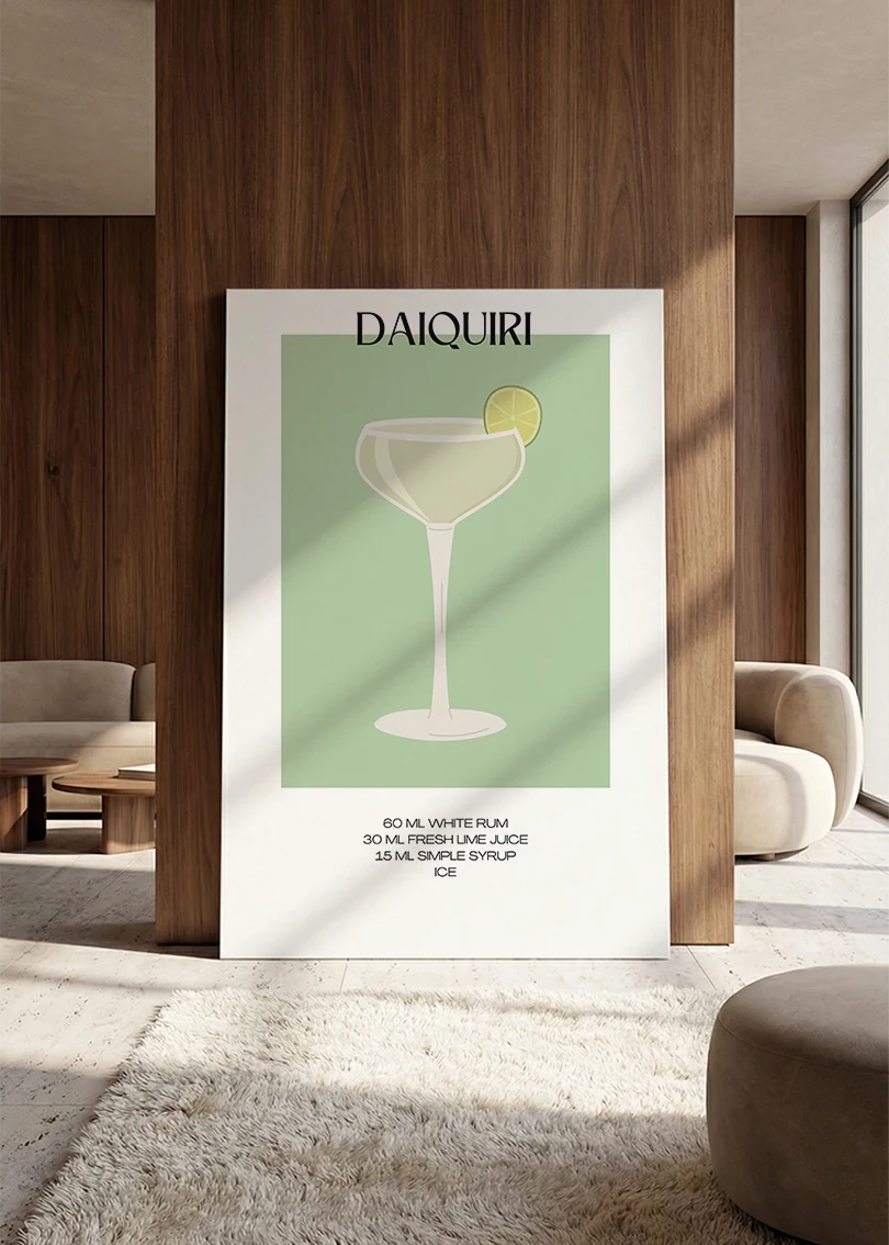 Akustikbillede med en minimalistisk cocktailplakat med Daiquiri, lænet mod vægpanel i valnød ved sofaen