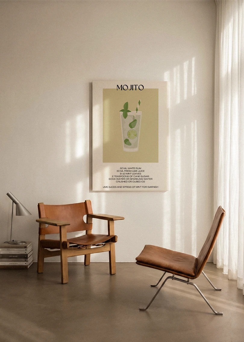 Akustikbillede med en minimalistisk cocktailplakat med Mojito, ophængt over en lænestol ved gardinet