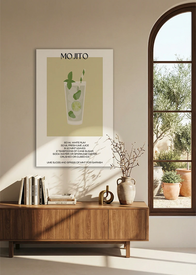 Akustikbillede med en minimalistisk cocktailplakat med Mojito, over en skænk i valnød ved et buet vindue