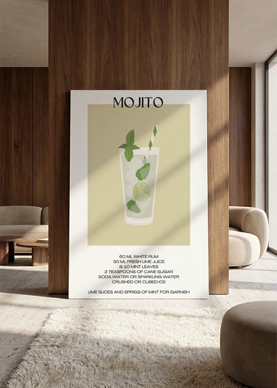 Akustikbillede med en minimalistisk cocktailplakat med Mojito, lænet mod vægpanel i valnød ved sofaen