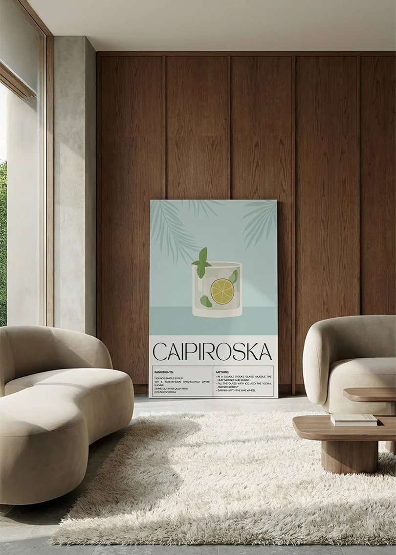 Akustikbillede med en retro cocktailplakat med Caipiroska, i en lounge med bugtet sofa mod vægpanel i valnød