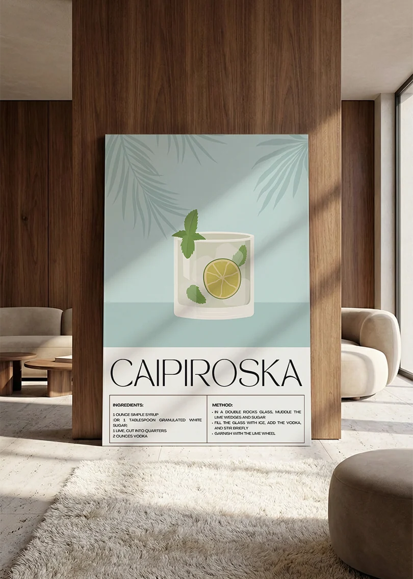 Akustikbillede med en retro cocktailplakat med Caipiroska, lænet mod vægpanel i valnød ved sofaen