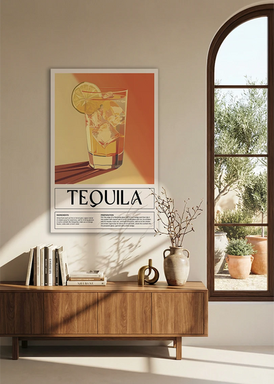 Akustikbillede med en retro cocktailplakat med Tequila, over en skænk i valnød ved et buet vindue