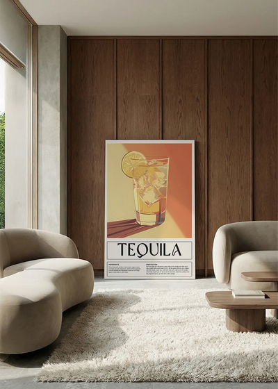 Akustikbillede med en retro cocktailplakat med Tequila, i en lounge med bugtet sofa mod vægpanel i valnød