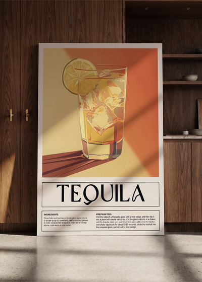 Akustikbillede med en retro cocktailplakat med Tequila, lænet mod en skabsvæg i valnød
