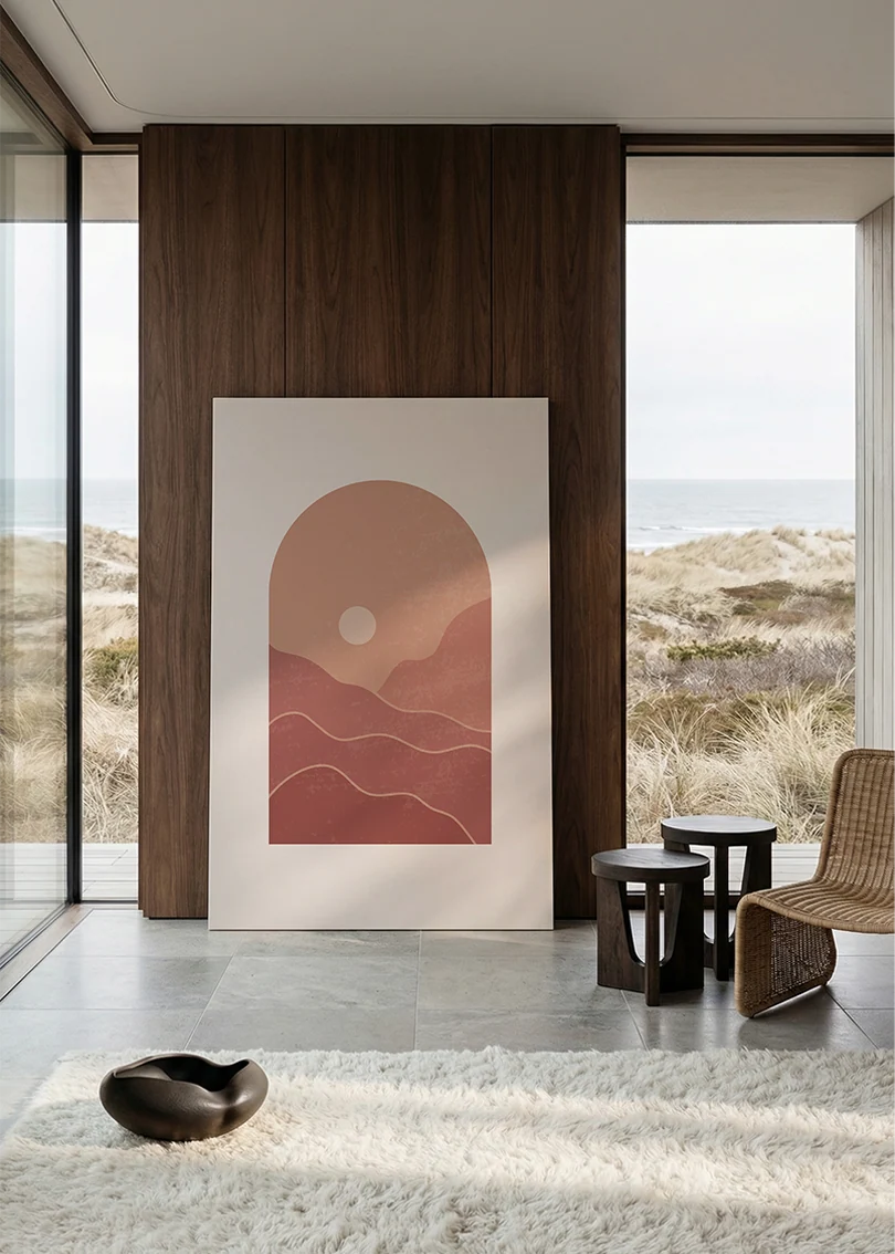 Akustikbillede med rosa bakker med en sol i en bueform, i stort format ved et panoramavindue med havudsigt
