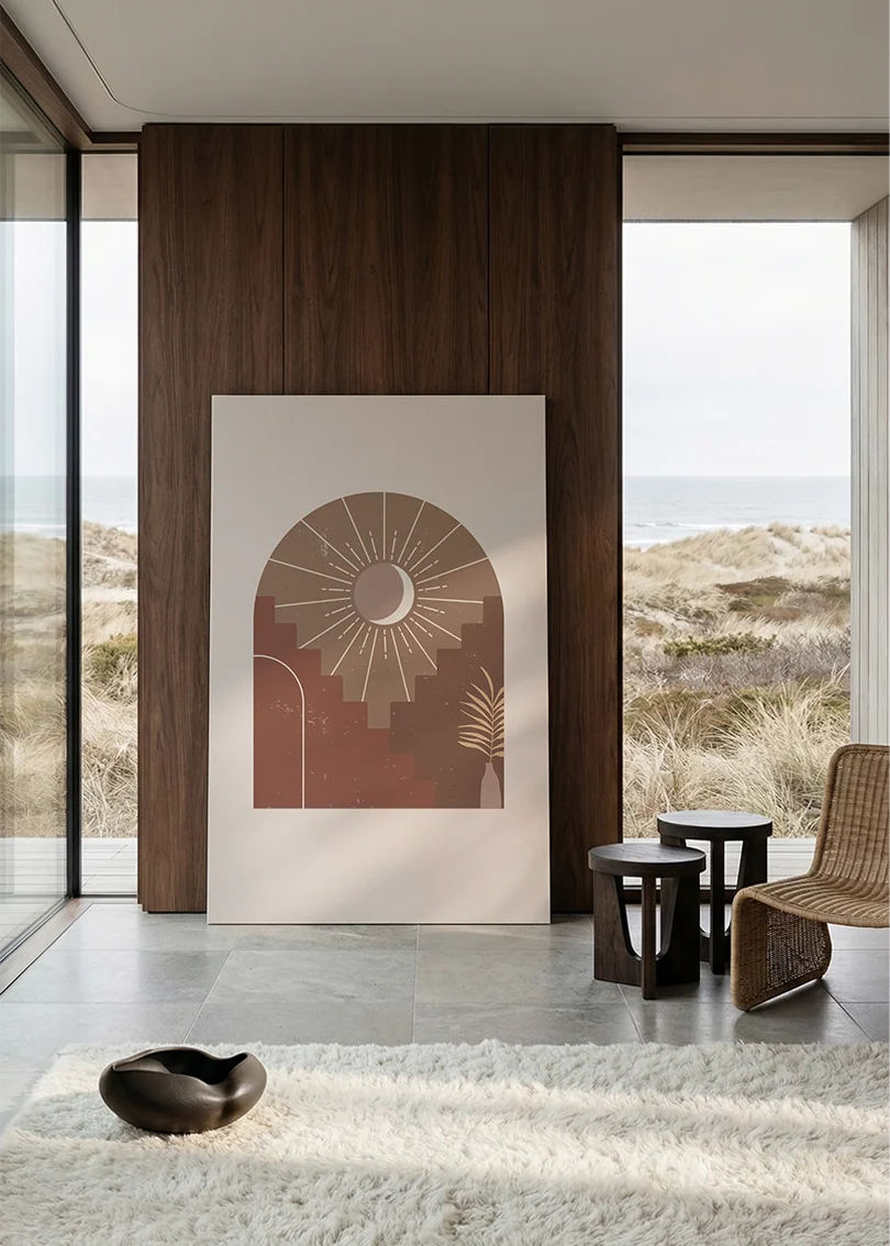 Akustikbillede med sol og måne med palmer i en bue, i stort format ved et panoramavindue med havudsigt