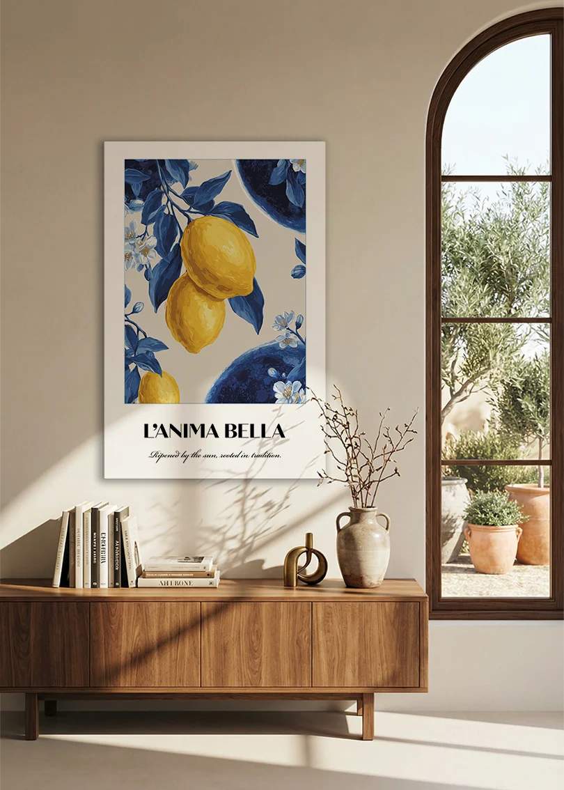 Akustikbillede med en italiensk rejseplakat med italienske citroner på blåt mønster, over en skænk i valnød ved et buet vindue
