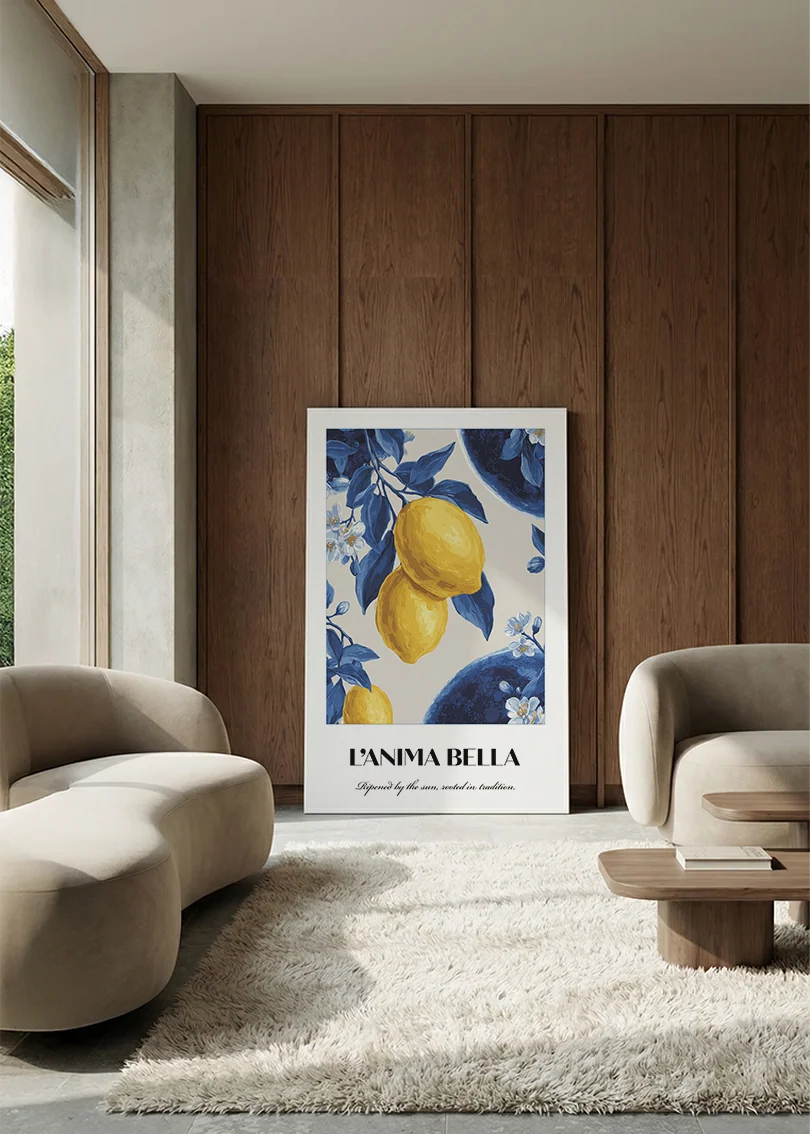 Akustikbillede med en italiensk rejseplakat med italienske citroner på blåt mønster, i en lounge med bugtet sofa mod vægpanel i valnød
