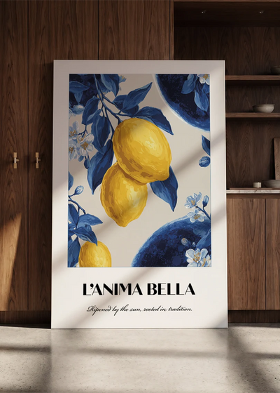 Akustikbillede med en italiensk rejseplakat med italienske citroner på blåt mønster, ved et køkkenvindue med gule tulipaner