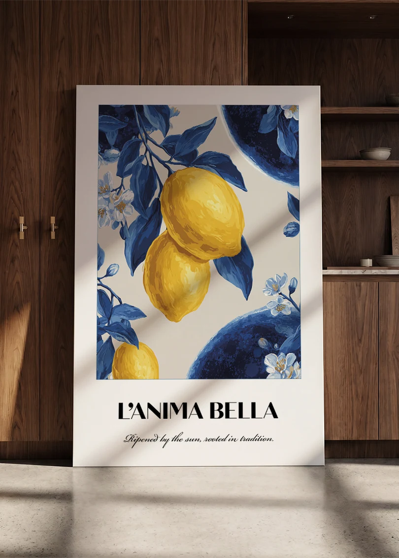 Akustikbillede med en italiensk rejseplakat med italienske citroner på blåt mønster, ved et køkkenvindue med gule tulipaner