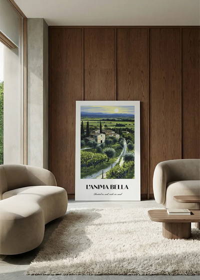 Akustikbillede med en italiensk rejseplakat med et toscansk landskab med cypresser, i en lounge med bugtet sofa mod vægpanel i valnød