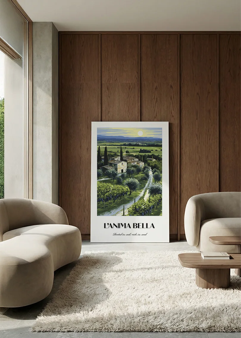 Akustikbillede med en italiensk rejseplakat med et toscansk landskab med cypresser, i en lounge med bugtet sofa mod vægpanel i valnød