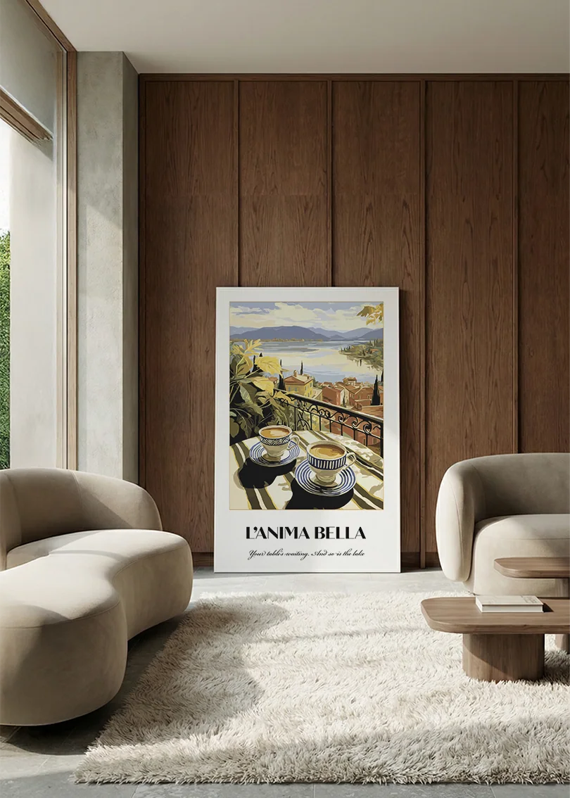 Akustikbillede med en italiensk rejseplakat med en italiensk sø med både, i en lounge med bugtet sofa mod vægpanel i valnød