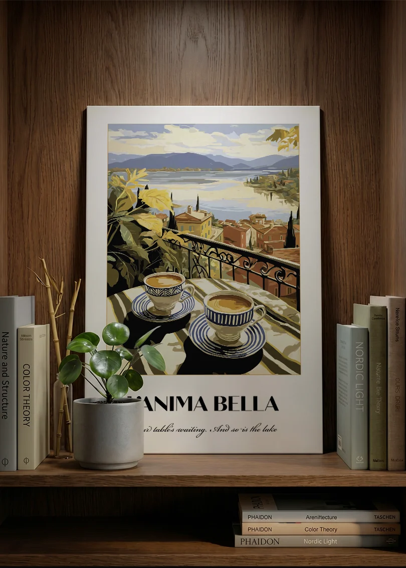 Akustikbillede med en italiensk rejseplakat med en italiensk sø med både, lænet mod vægpanel i valnød ved sofaen