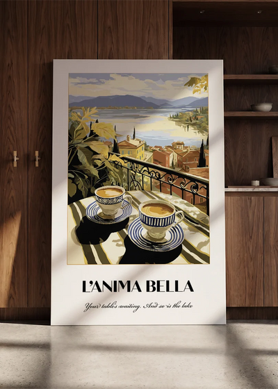 Akustikbillede med en italiensk rejseplakat med en italiensk sø med både, ved et køkkenvindue med gule tulipaner