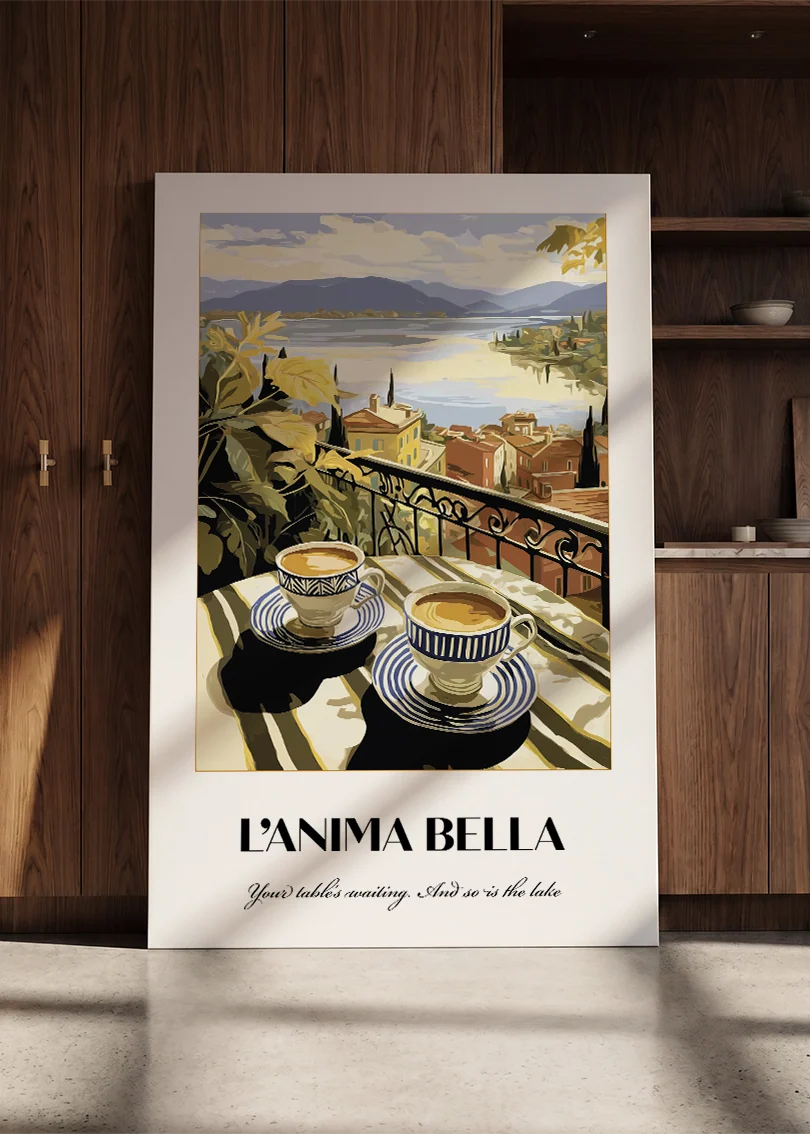 Akustikbillede med en italiensk rejseplakat med en italiensk sø med både, ved et køkkenvindue med gule tulipaner