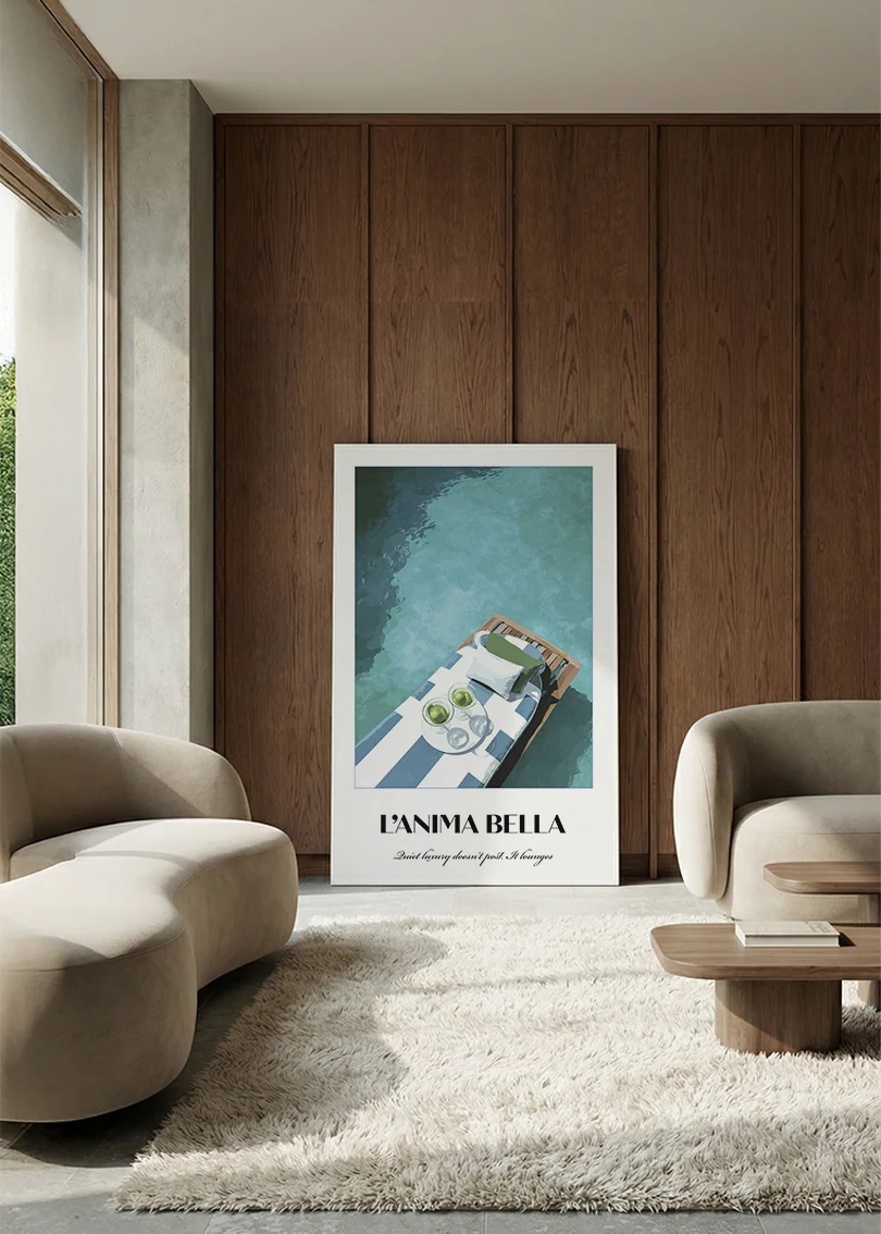 Akustikbillede med en italiensk rejseplakat med en motorbåd set fra oven i turkis vand, i en lounge med bugtet sofa mod vægpanel i valnød