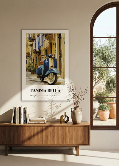 Akustikbillede med en italiensk rejseplakat med en Vespa i en italiensk gade, over en skænk i valnød ved et buet vindue